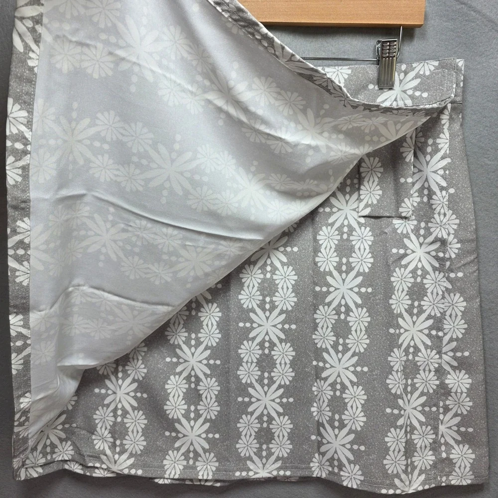 RipSkirt Hawaii Paia Maui Grey White Floral Wrap Skirt Length 2 Adjustable Large